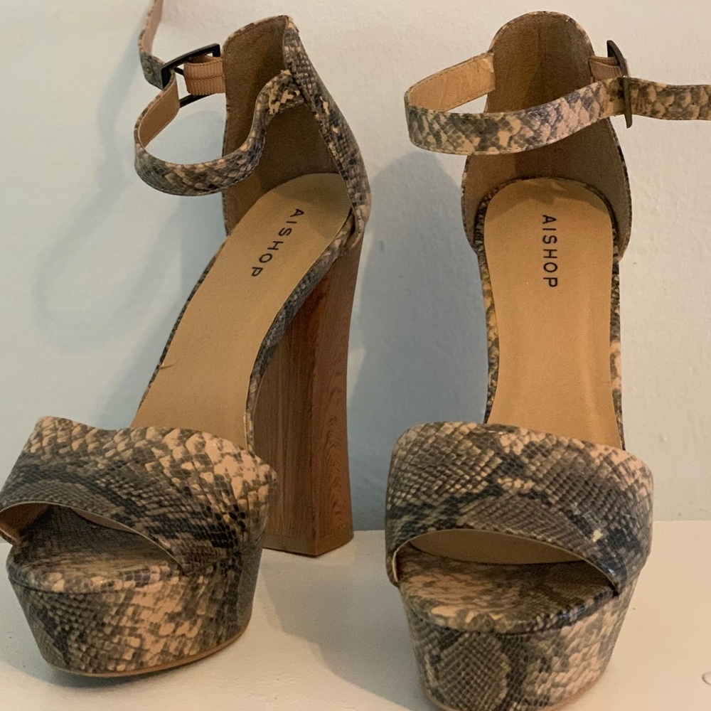 Snake 🐍 skin imitation heels 👠